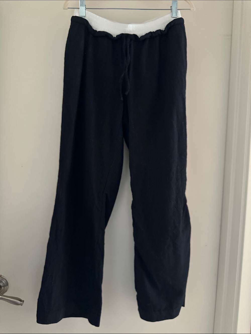 Aritzia Babaton Equity pants with White Waistband